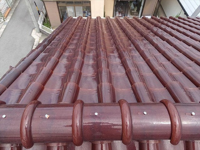 釘で固定された洋瓦の棟